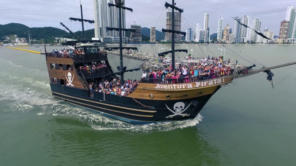 Uma aventura sem igual, conheça o Barco Pirata de Camboriú