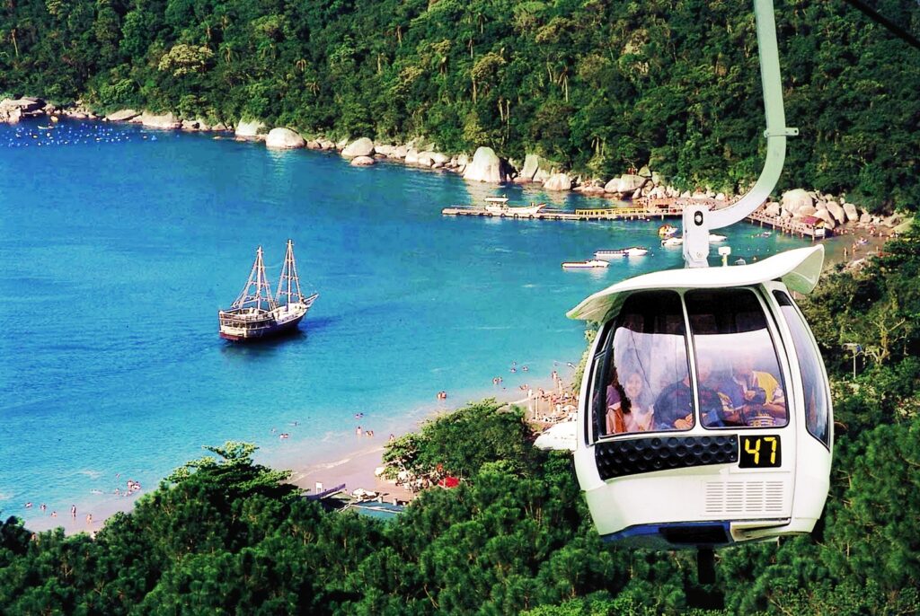 Conheça a Praia das Laranjeiras em Balneário Camboriú