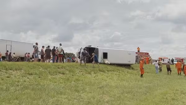 Micro-ônibus capota na DF-070 e deixa feridos