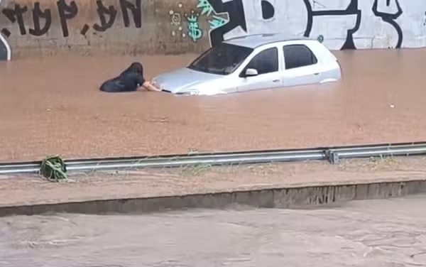 Mulher tenta salvar carro ilhado em alagamento após chuva em Goiânia