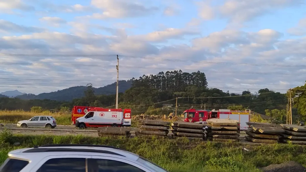Acidente na BR-470 em Indaial (SC) deixa trânsito lento e mobiliza equipes de resgate