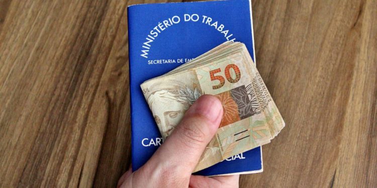Brasileiros com CLT ativa podem receber R$ 607,20 por mês