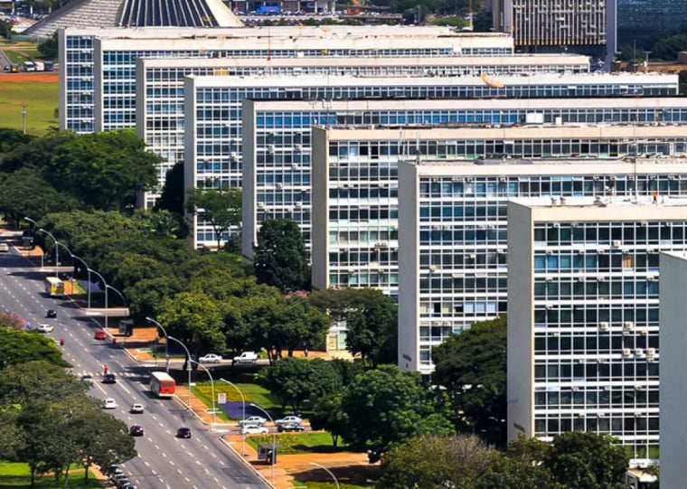🗳️ Ato convocado por Bolsonaro fecha parte da Esplanada