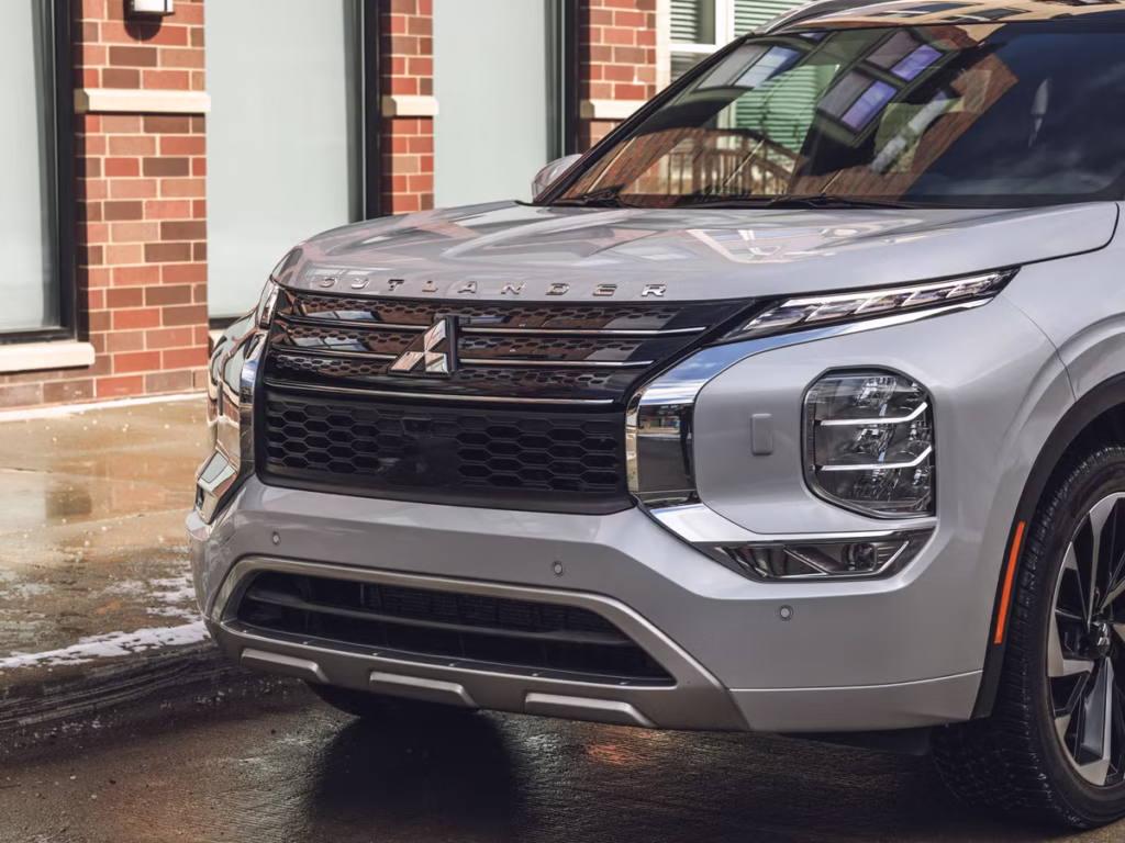 🚗 Mitsubishi Outlander PHEV 2026 faz até 26 km/l e entrega sete lugares por menos