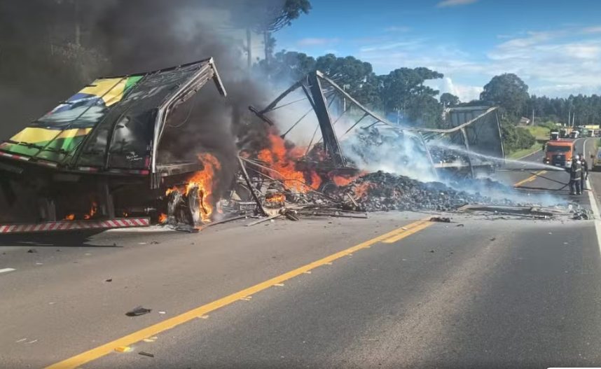 🚨 Caminhões batem de frente e pegam fogo em rodovia do Paraná; trânsito está totalmente interditado. Duas mortes confirmadas