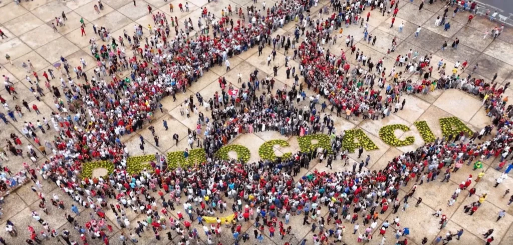 Política Hoje: Entre Desafios e Possibilidades