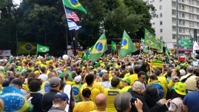 Manifestação por Anistia Reúne Multidão na Torre de TV