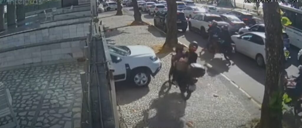 🚨 Motociclista sobe na calçada para fugir do trânsito e provoca acidente