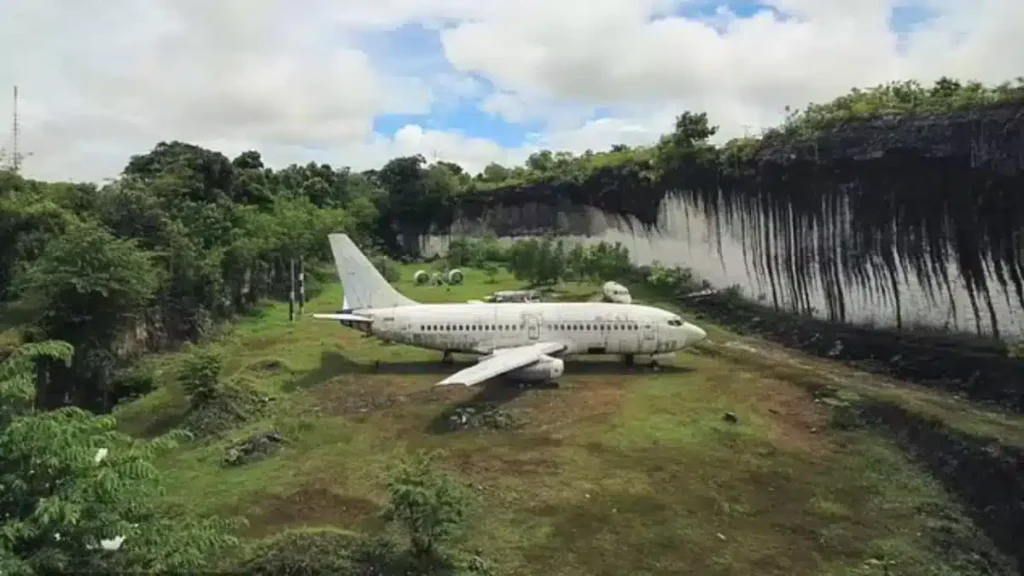 BOEINGS 737 ABANDONADOS EM BALI INTRIGAM TURISTAS E LOCAIS