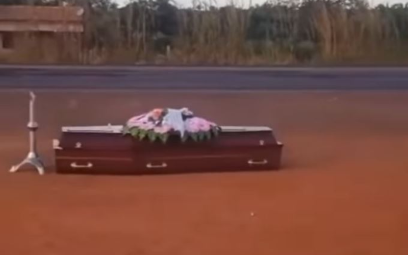 🚨 Motoristas e Pedestres Encontram Caixão com Corpo no Meio da Rodovia: O Que Houve?