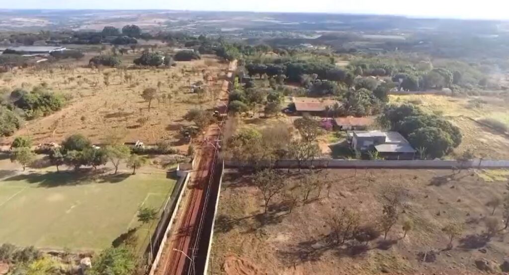 🚧 Comunidade dos Olhos D’Água dá início à primeira fase do asfalto com verba de R$ 1,1 milhão e apoio de chacareiros