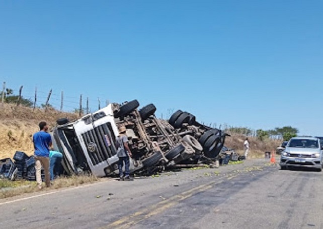 🚨 Caminhão com carga de limão tomba na BA-026 entre Nova Itarana e Planaltino; motorista sofre ferimentos leves