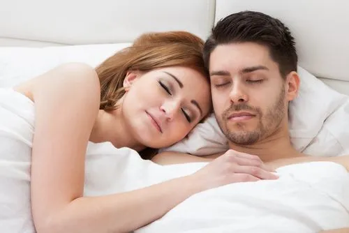 Casais que dormem nus são mais felizes, aponta estudos