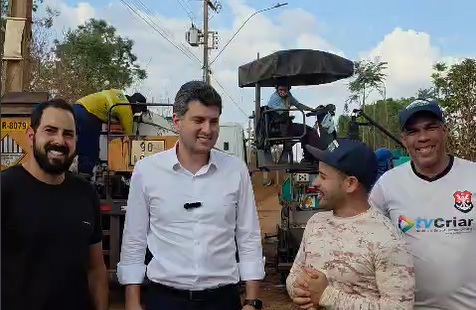 Deputado Eduardo Pedrosa visita comunidade e acompanha obras de pavimentação