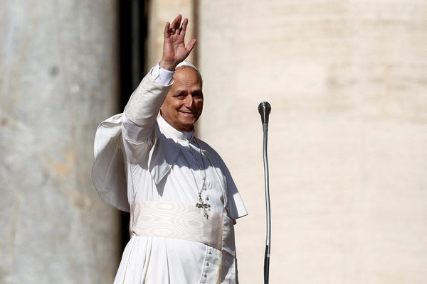 Vaticano critica poligamia e poliamor em novo decreto: “Um cônjuge é suficiente”