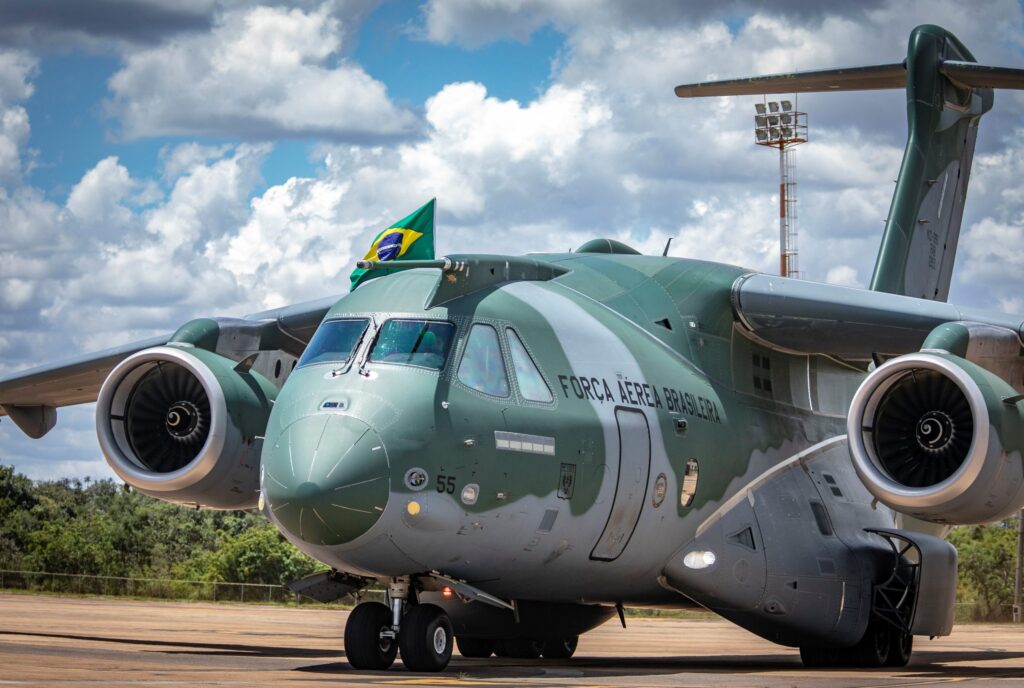 Tecnologia aeronáutica brasileira impressiona militares dos EUA durante demonstração do KC-390 Millennium