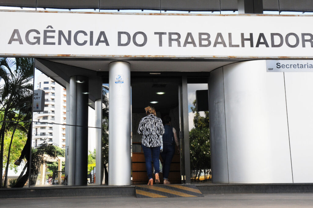 Vagas de emprego: agências do trabalhador do DF oferecem 527 vagas com salários de até R$ 2,6 mil
